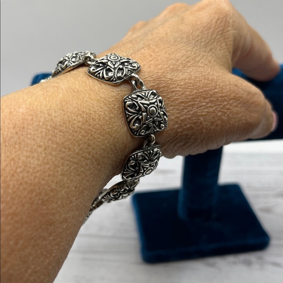 Bracelet Bailey Silver Floral Bracelet Vintage Swirl Toggle Closure - Picture 9 of 10